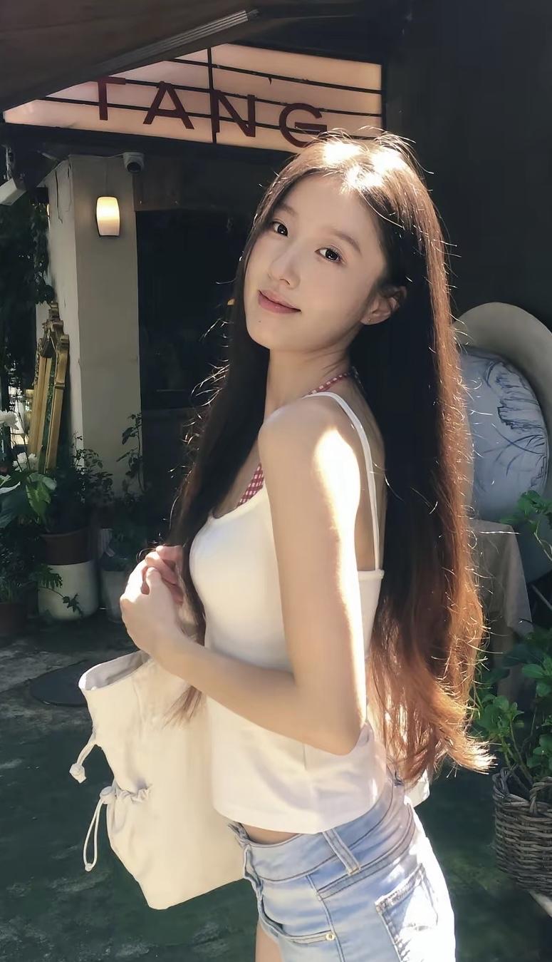 有哪些美女让人过目难忘？美女一定长相好看、身材比例完美、素颜也漂亮的女孩。
