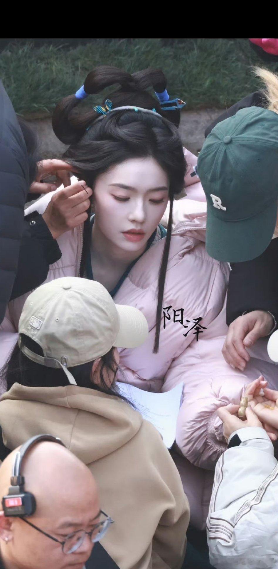 演员林允在拍摄古装剧《归鸾》期间，被粉丝爆料因高强度工作和恶劣拍摄环境身体不适，