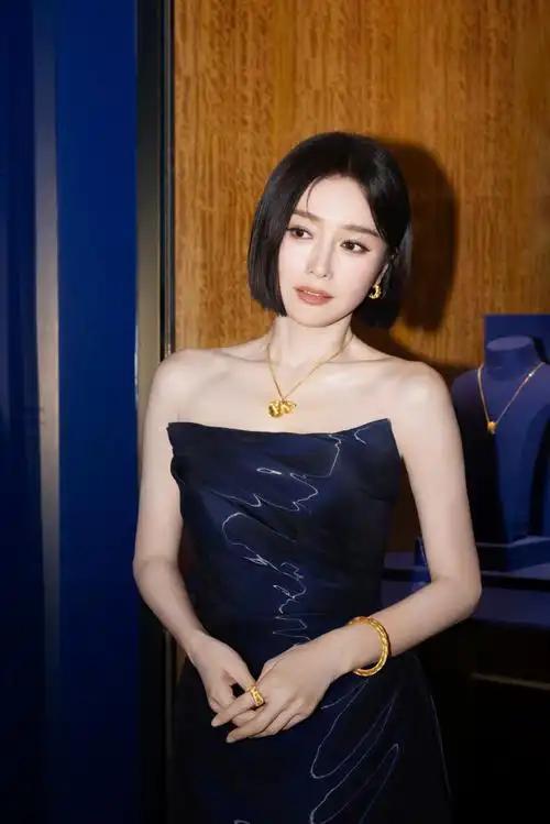 近日，秦岚现身活动，不少人发现她的声音比以前更哑了。这沙哑的嗓音，如同岁月在她身