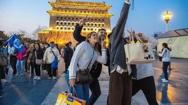 近日，一位英国博主在华做了个有趣实验：将笔记本电脑留在热闹咖啡馆后离开，一小时返