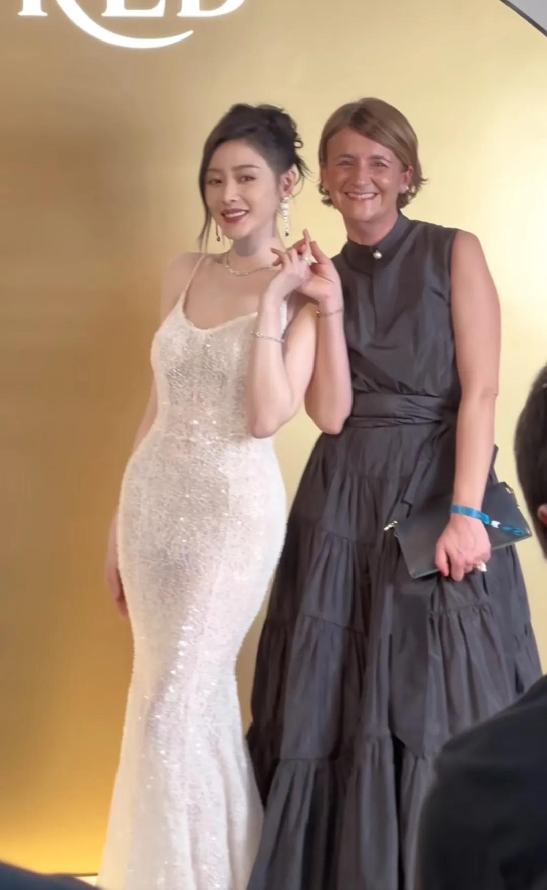 张天爱最新活动，真的就是明艳大美人[舔屏]好精致的长相，而且身材也太好了！她长了