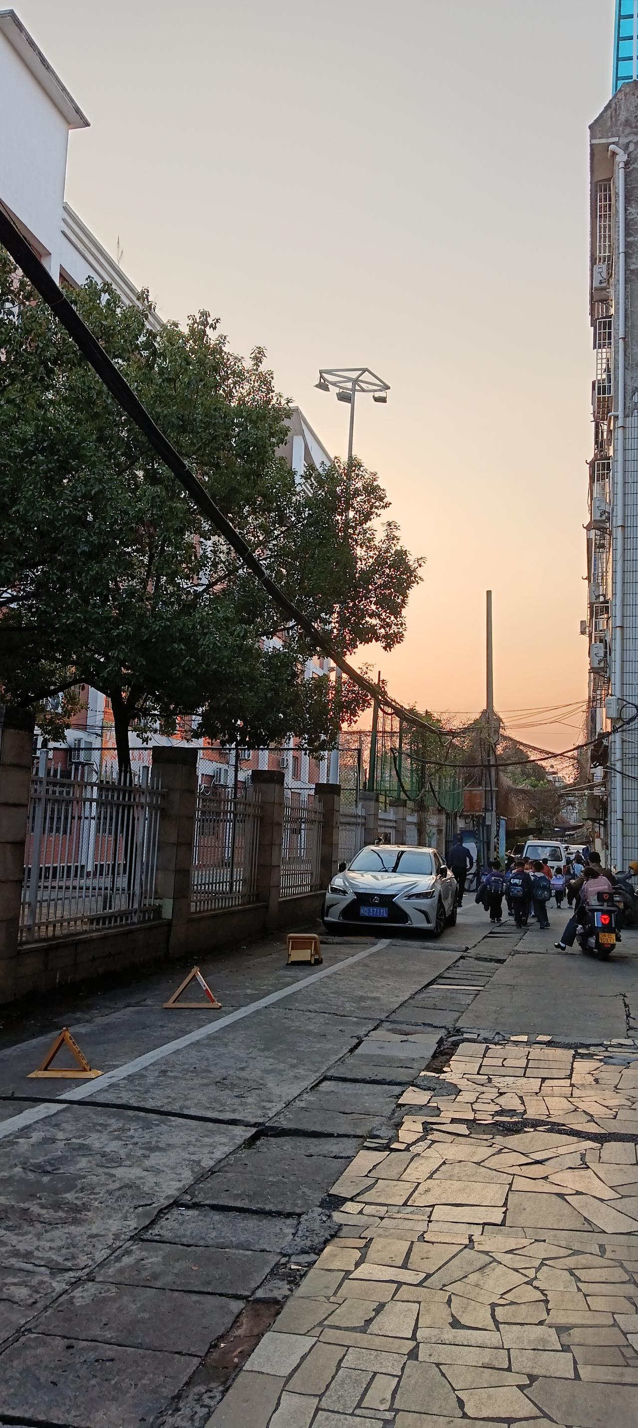 夕阳落山，放学回家。