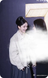 杨幂热依扎又牵又抱的谁不为这友情动容！杨幂热依扎 T 风格论坛亲昵拥抱，相识多年