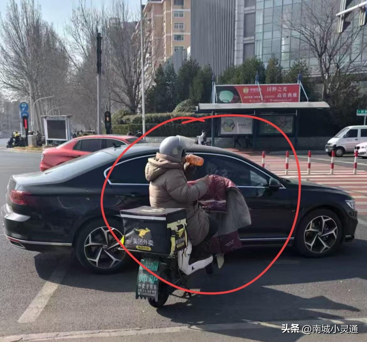 淄博这个女碰瓷党确实影响极坏，这个女人骑着外卖电动车到处在张店区碰瓷！行为恶劣，