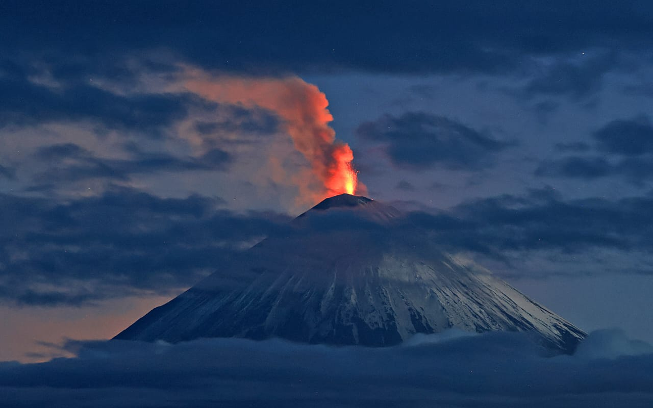 【俄罗斯克柳切夫火山喷发】#俄罗斯一火山喷发火山灰高度达8千米#当地时间8月5日