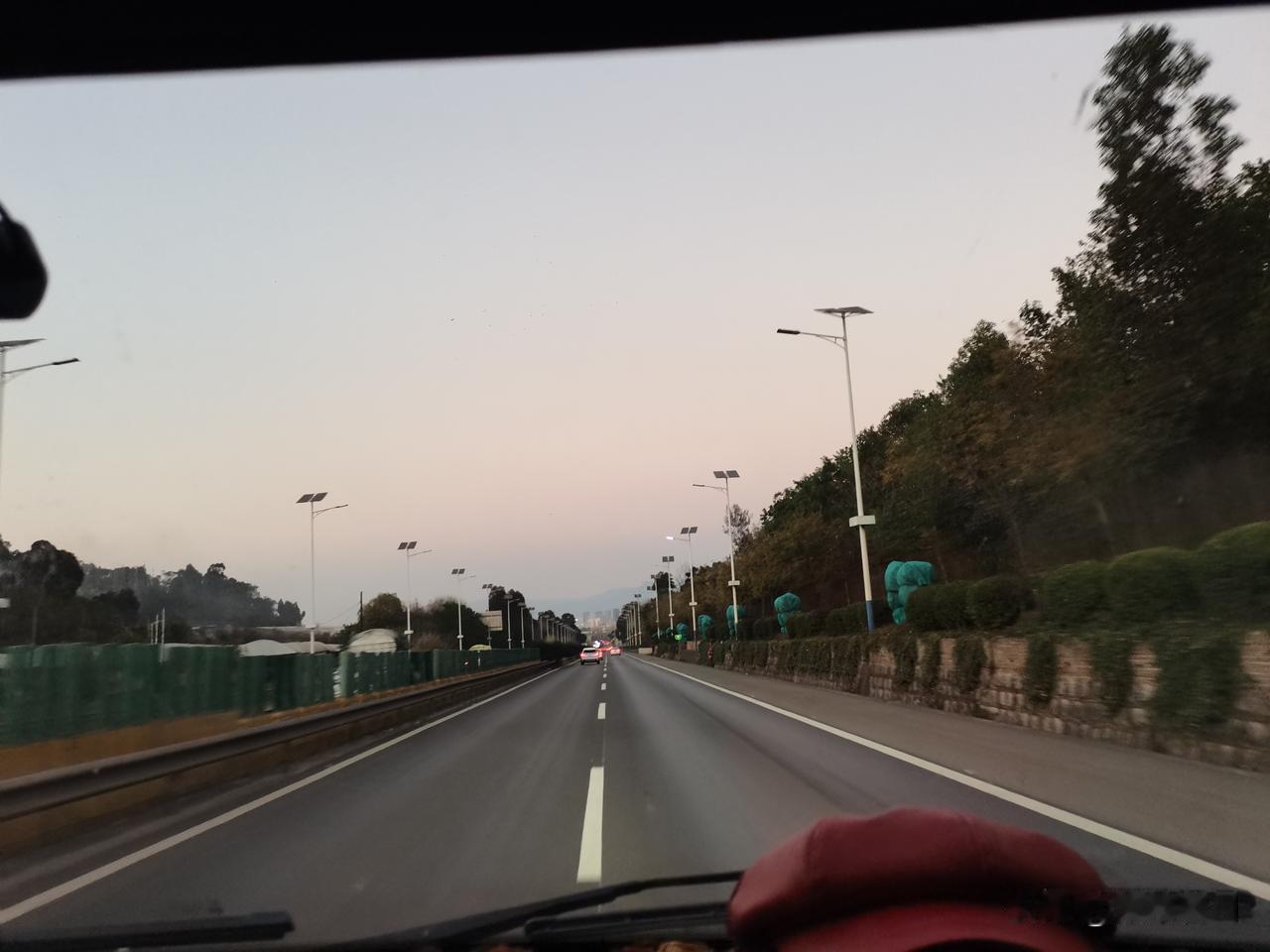 不将就、不妥协、不随便把自己塞进别人定义好的人生里。就算遇到低谷，就算不被理解，