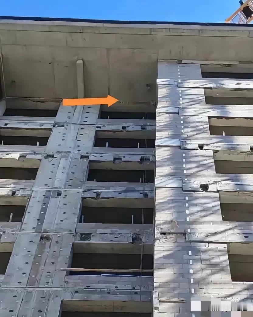 外墙阴阳角部位砌体都做成这个样子了，也不知道砌体施工的施工放线没有？
还是就跟着