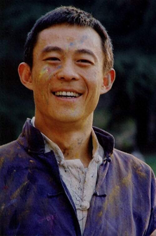 两任前妻都是70后，红颜知己是80后，三婚又娶了90后。这位年过半百的导演梅开三