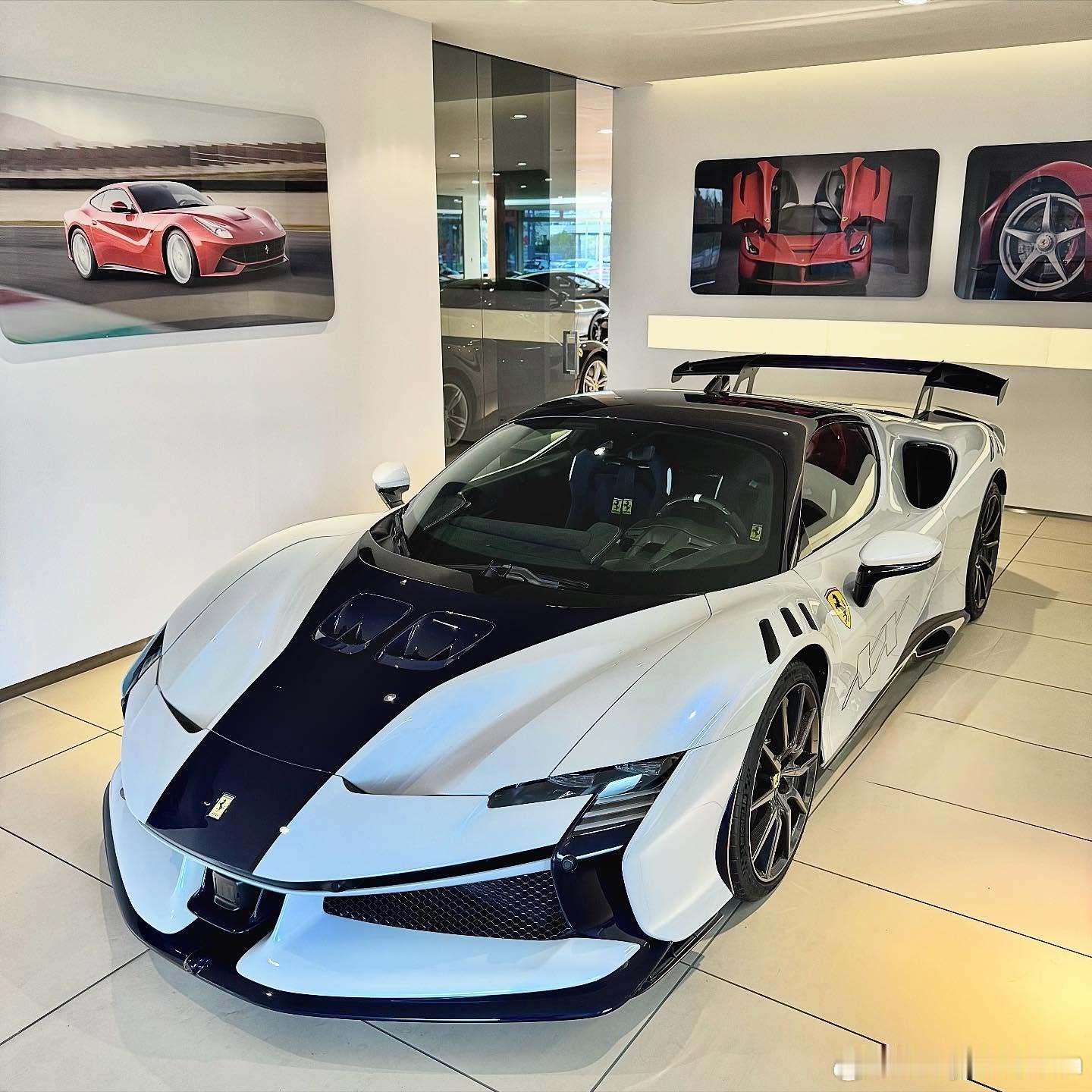 外观配色为Bianco Onda Marina，外观方面选择了特别提供于SF90