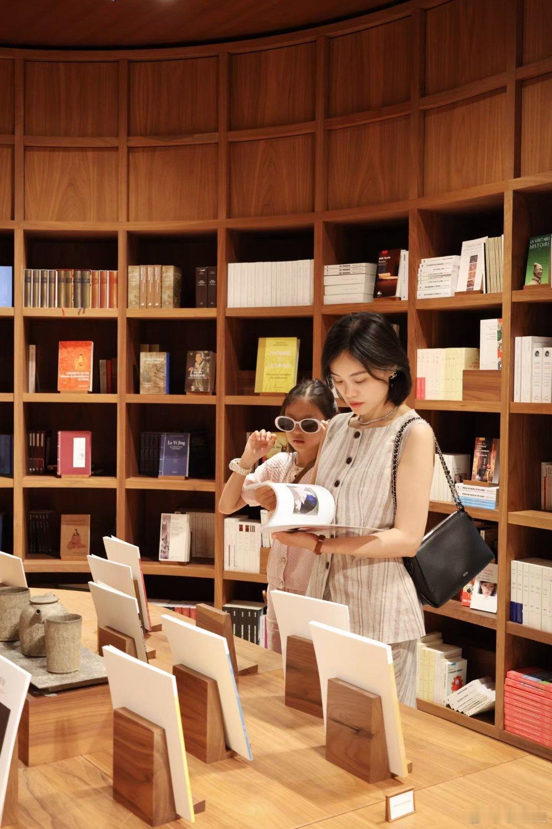 在奢侈品云集的香榭丽舍大街旁，看到了之禾，哇，国货出海真的会升起一种强烈的自豪感