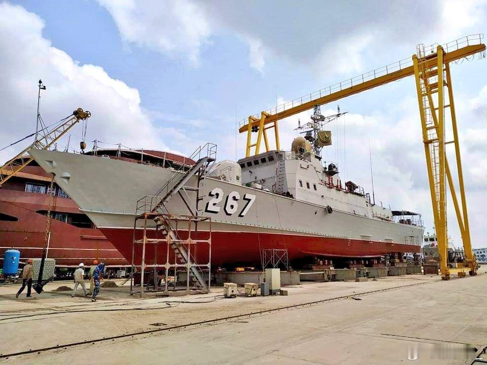 越军俄制10412型巡逻艇在船厂维保。越军共有6艘此型艇。越军动态