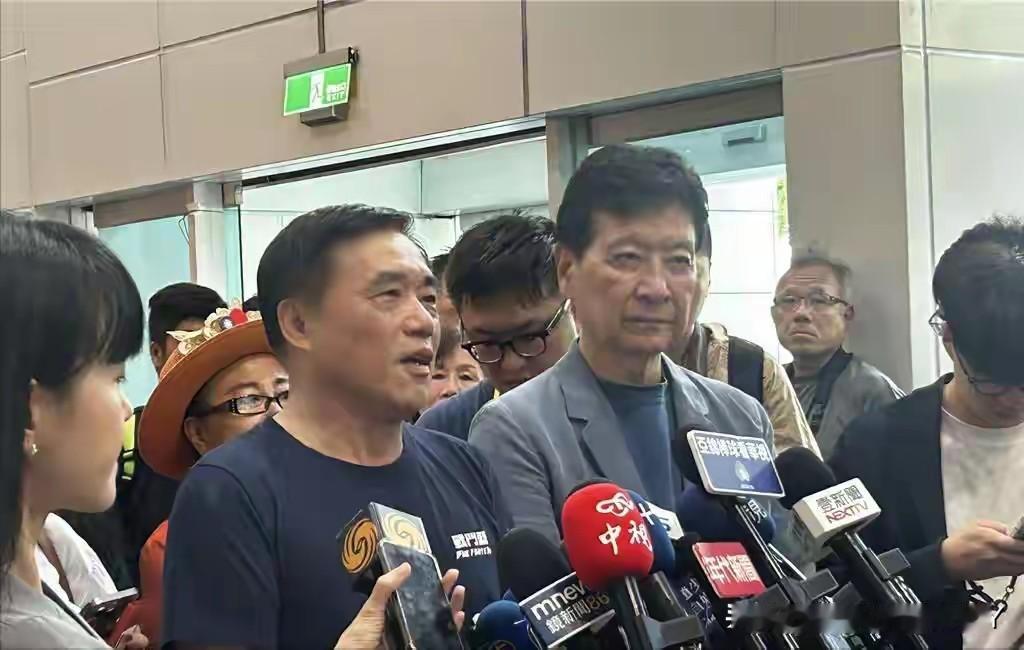 赵少康这回聪明了，75岁的人如果选不上国民党主席那可是颜面扫地，所以他为自己留着