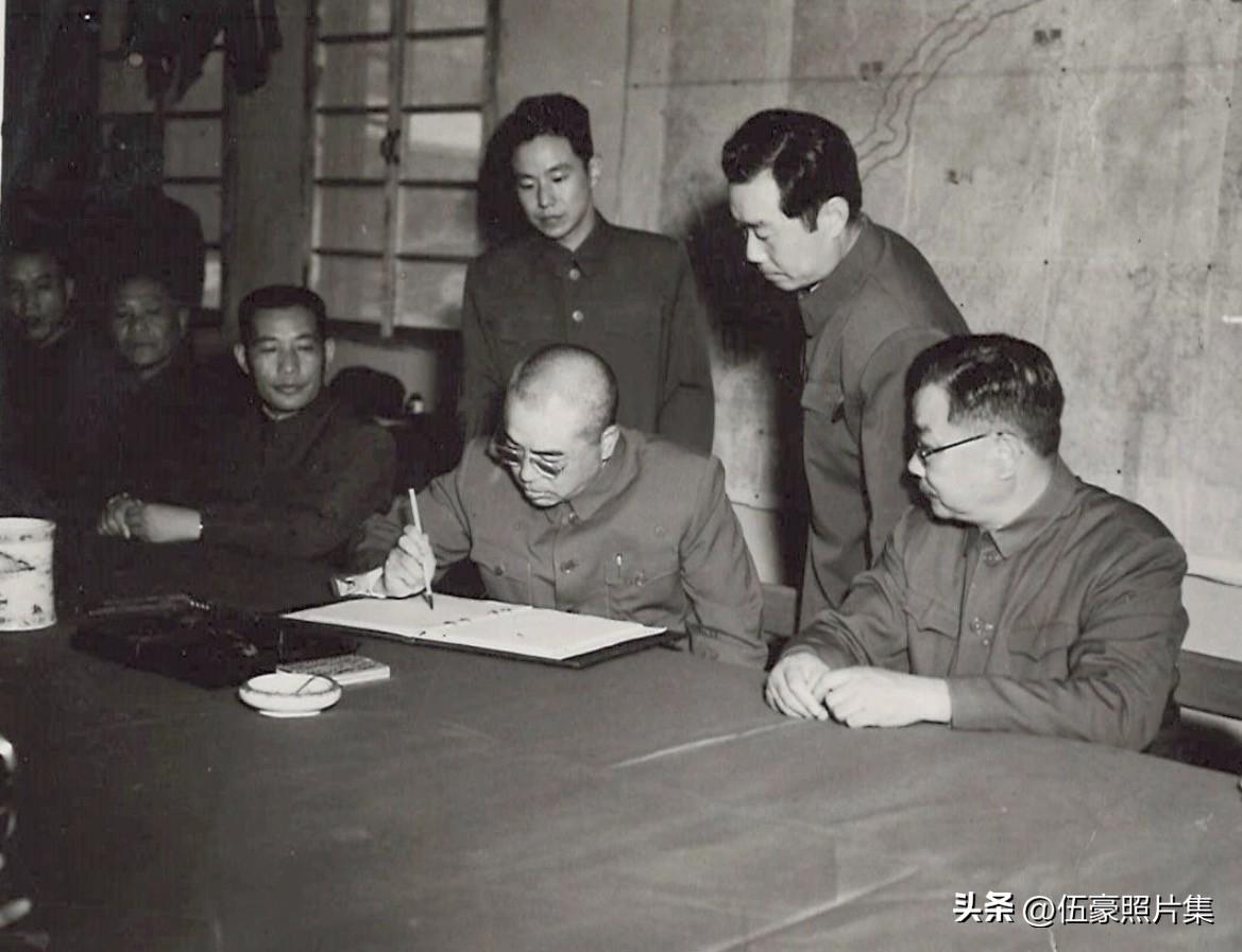 1953年7月28日上午9时30分，中国人民志愿军司令员彭德怀在朝鲜开城来凤庄志