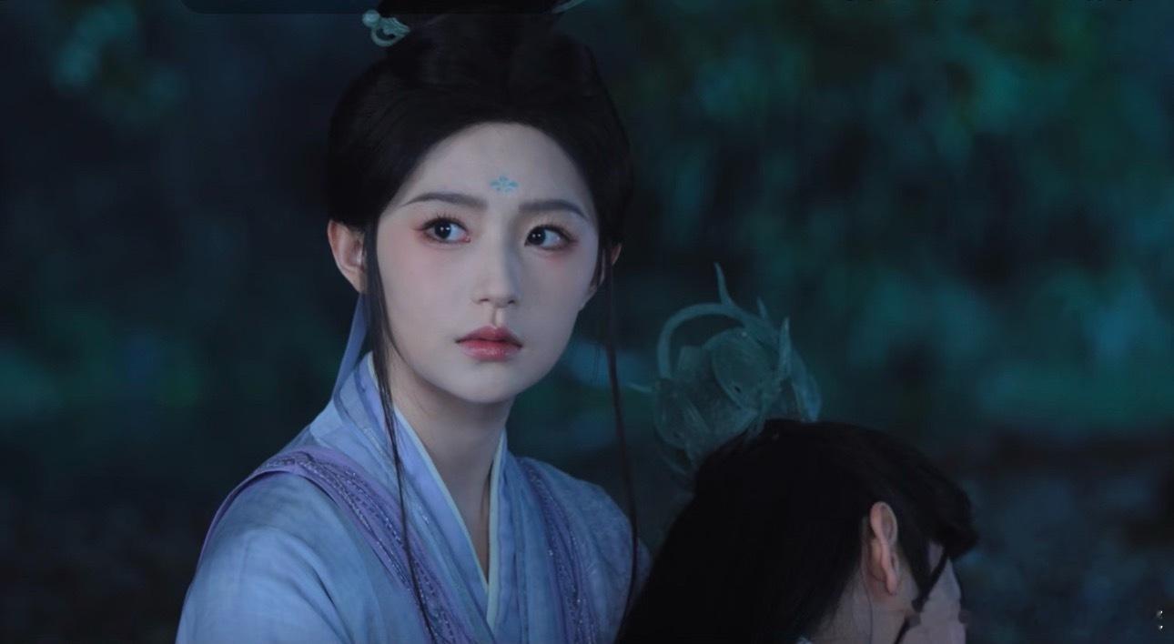 白日提灯的编剧就是厕品，写了40集的男女主爱情二人转。明明配角线也很有发挥的空间