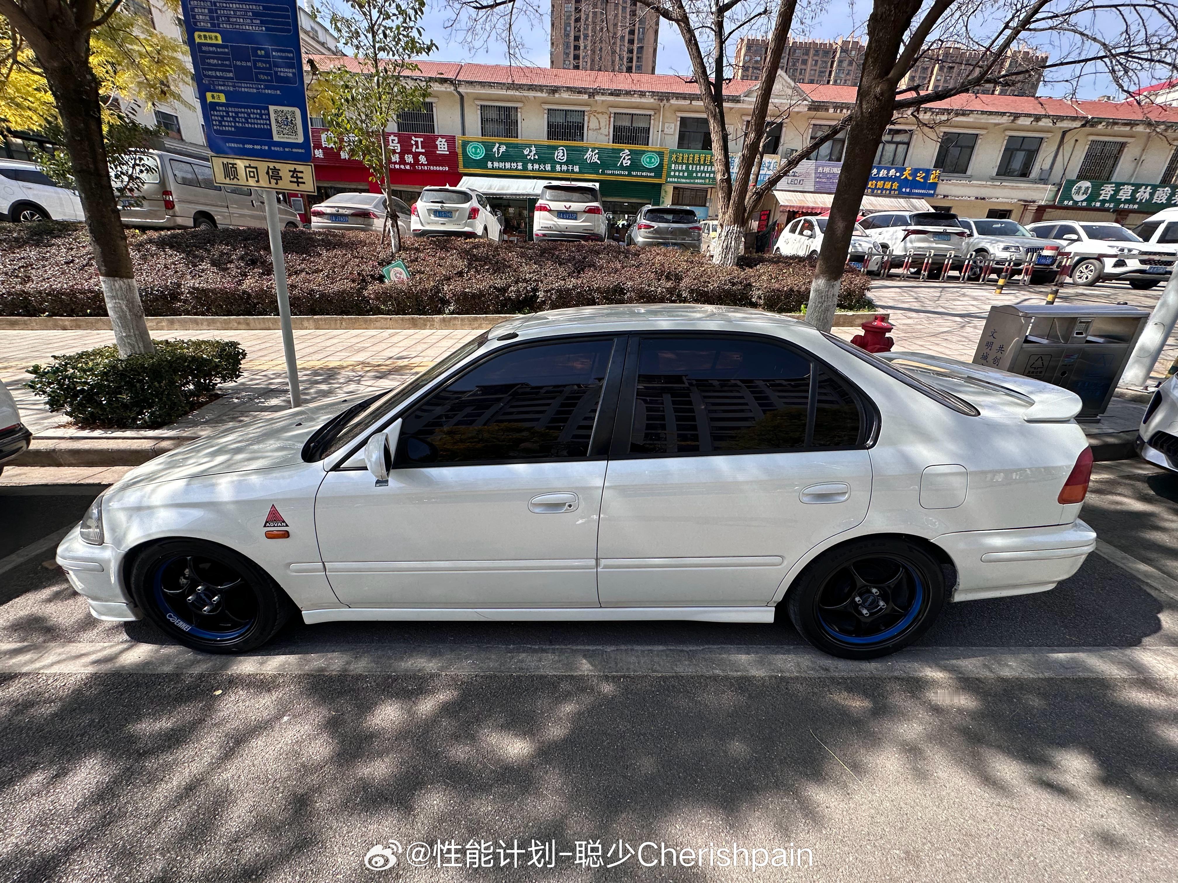 开老车的好处就是，你会发现停车特别好停