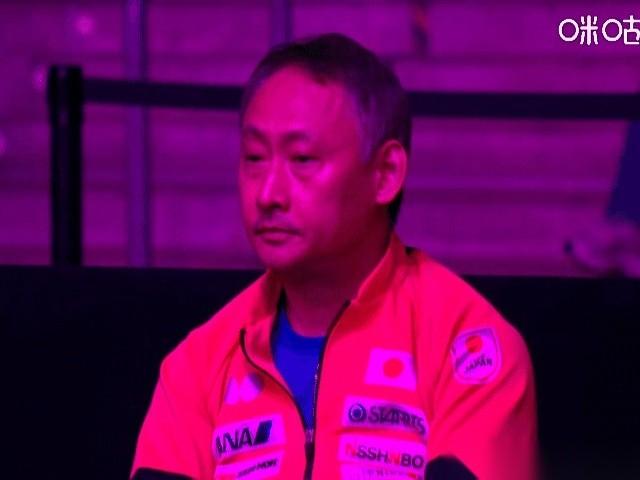 讲真，全场最揪心的，根本不是场上打球那俩姑娘。
是他，看台上的那个男人。
坐立不