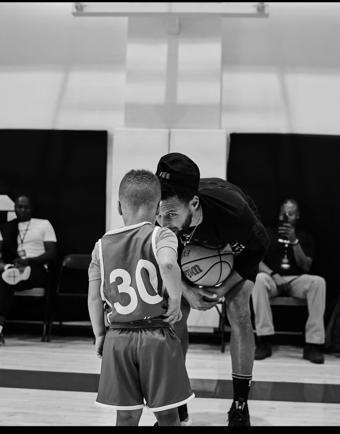 库里谈及他认为在用三分球改变篮球后，未来会涌现什么趋势：“老实说，这很难说。当我