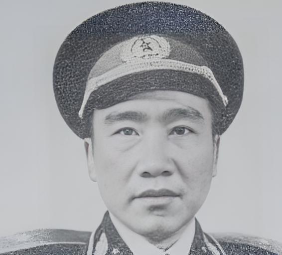 1955年授衔时，他一把拽下肩章，扬长而去，并誓言：‘死了不穿军装下葬！
段苏权