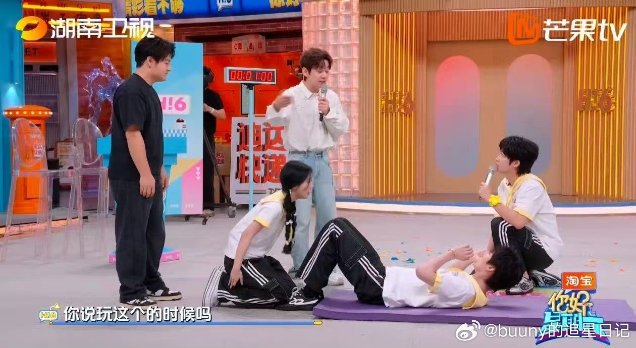 周柯宇轻松拿捏40个仰卧起坐 你好星期六干净利落完成动作，周柯宇从容拿下四十个仰