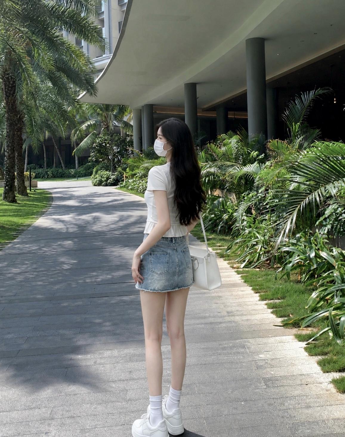 夏日清新穿搭，白色上衣配牛仔短裙，轻松自在！🌞👗👠