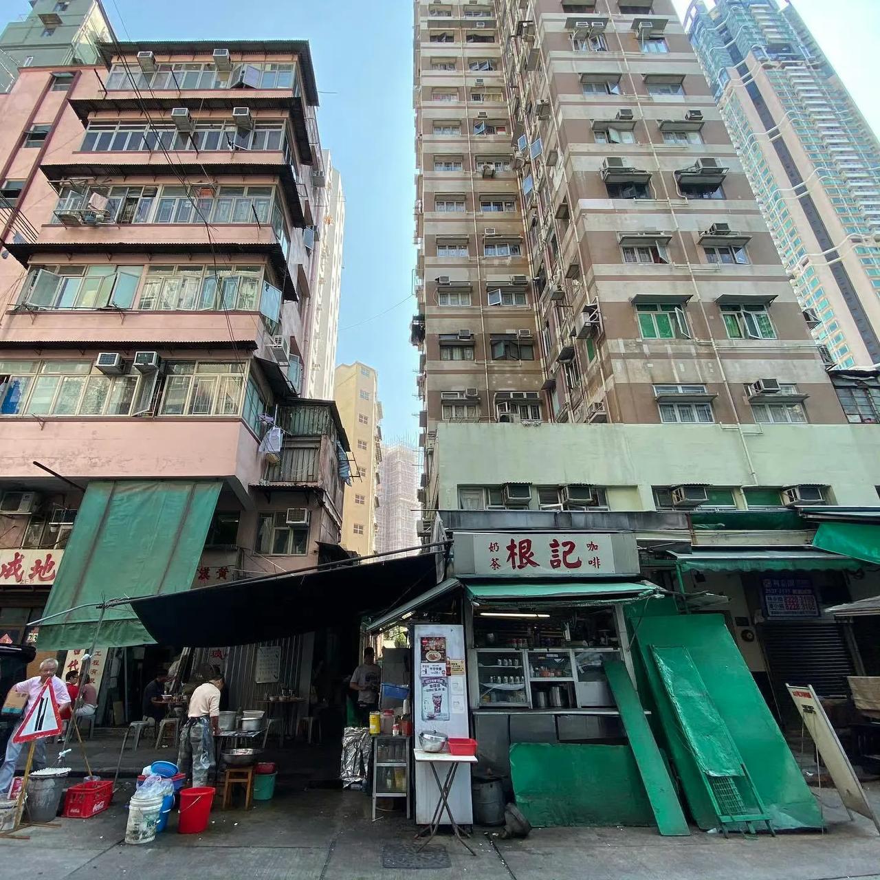 这家大排档深藏居民区，很有港剧味道，秘制猪扒很好吃，深受街坊喜爱。

店名：根記