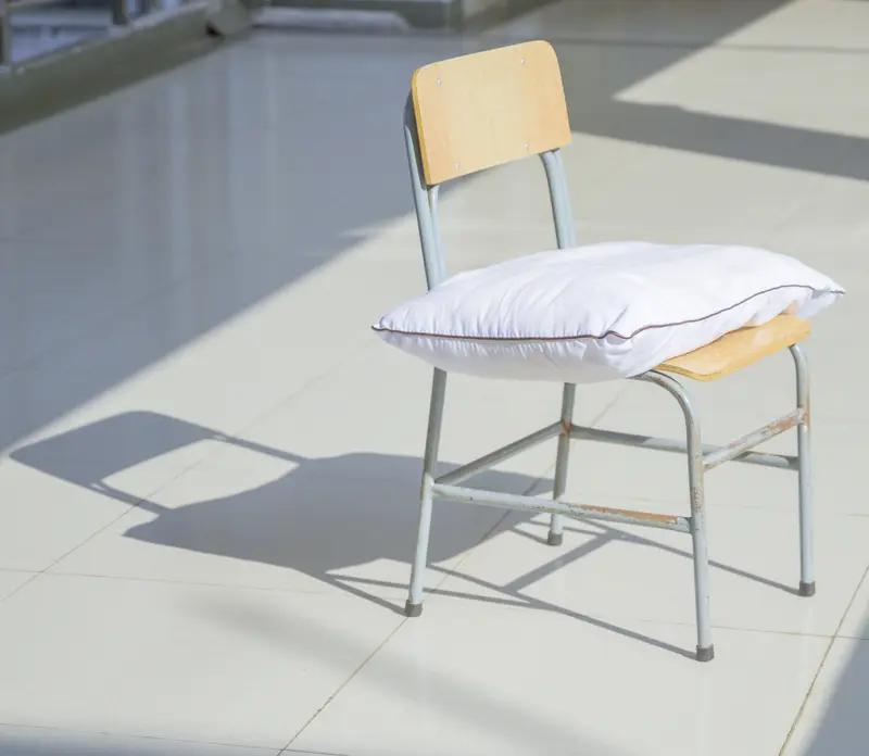 “自家孩子趴桌睡，凭啥先给别人捐午睡桌椅？”今年春节后，珠海市慈善总会发起募捐，