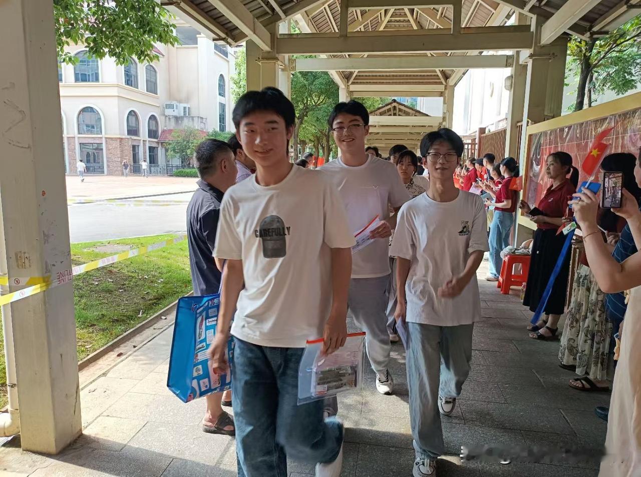 七律.启航
        刘礼明      
学子扬帆今启航，
东风助力赴远方