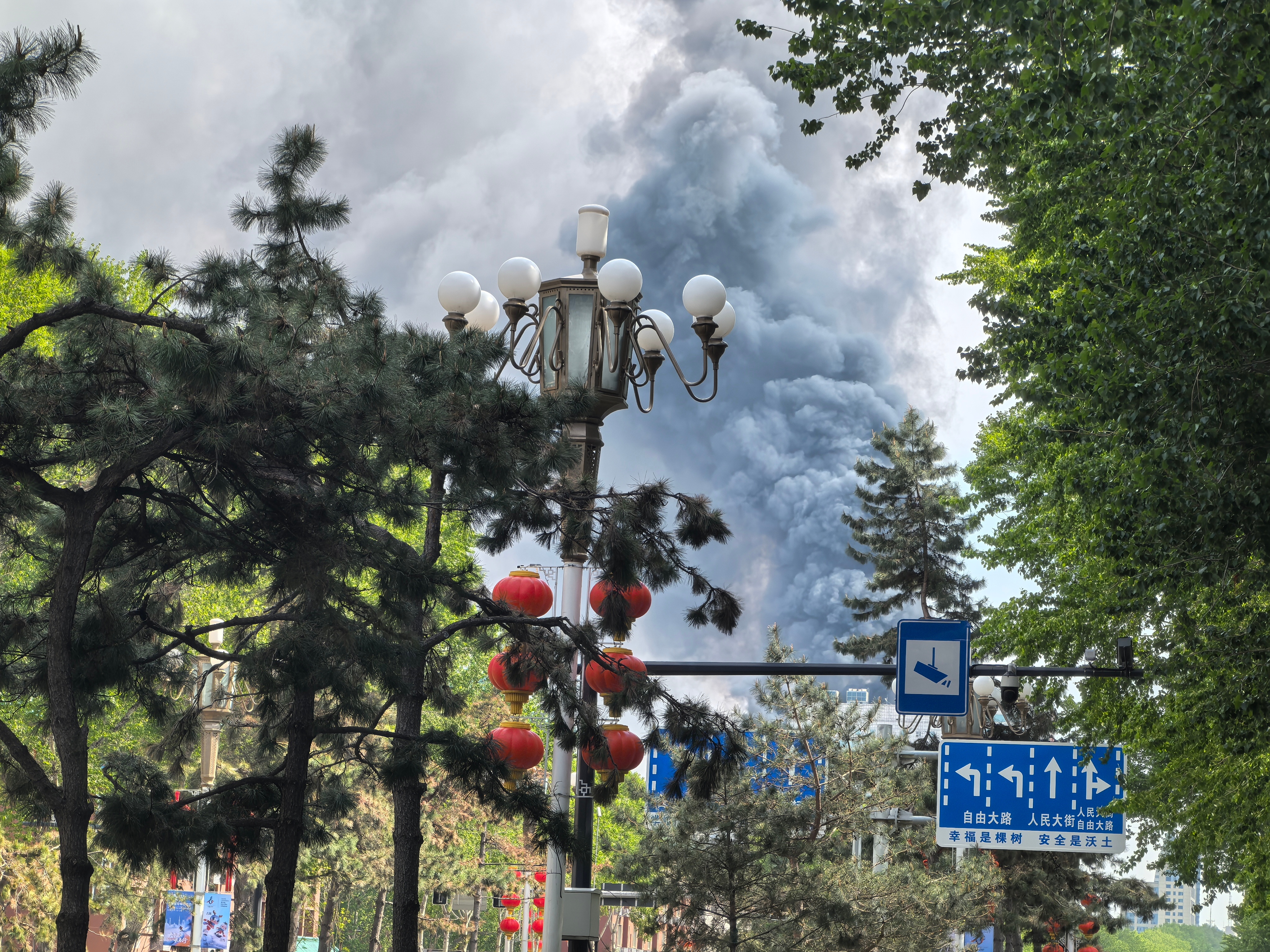 情况通报： 2026年5月7日13时44分，南关区紫荆花饭店发生火灾，相关部门人