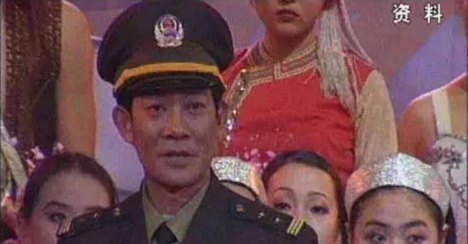 1992年，一位卧底多次的缉毒警受邀颁奖，没想到主办方却突然直播，结果被毒贩盯上
