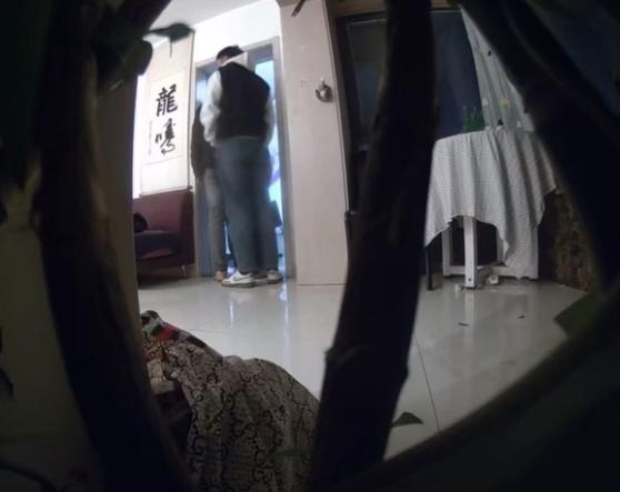 江苏泰州，一30岁男子被裁员后靠跑滴滴和外卖谋生，母亲不满其状态，便委托5名壮汉