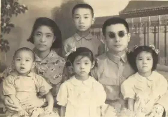1970年，南昌第一中学体育场举行万人公判大会，会上一高中生被以“现行反革命”罪