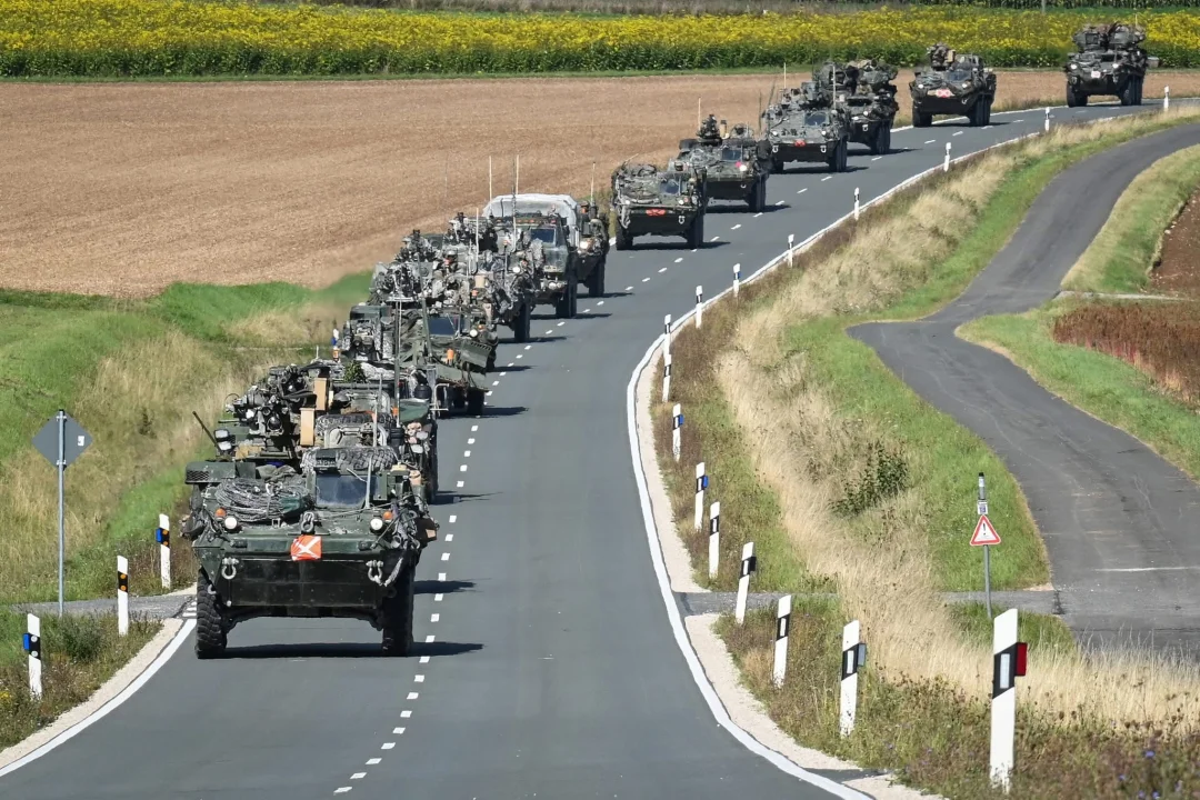 美国陆军车队行驶在德国公路上