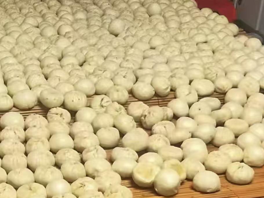 年终岁末的传统习俗家家户户蒸馒头，我们老家苏北盐城一带说的馒头其实就是包子。
