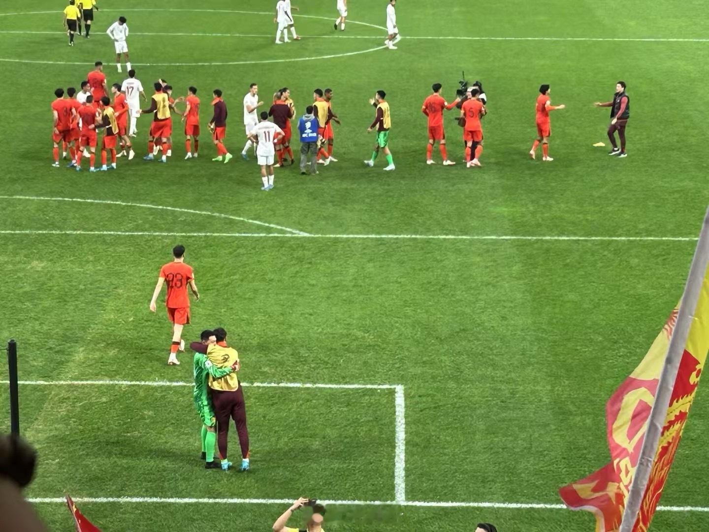 国足赢了！赛后王大雷颜骏凌紧紧相拥[苦涩]#国足18强赛赢首胜##国足2比1印尼