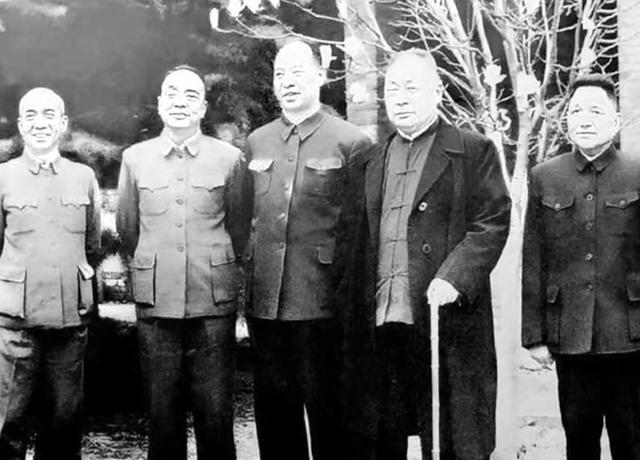 1963年，五位开国元勋的一张合影！你都能认出他们吗？
如果把时间拨回1963年