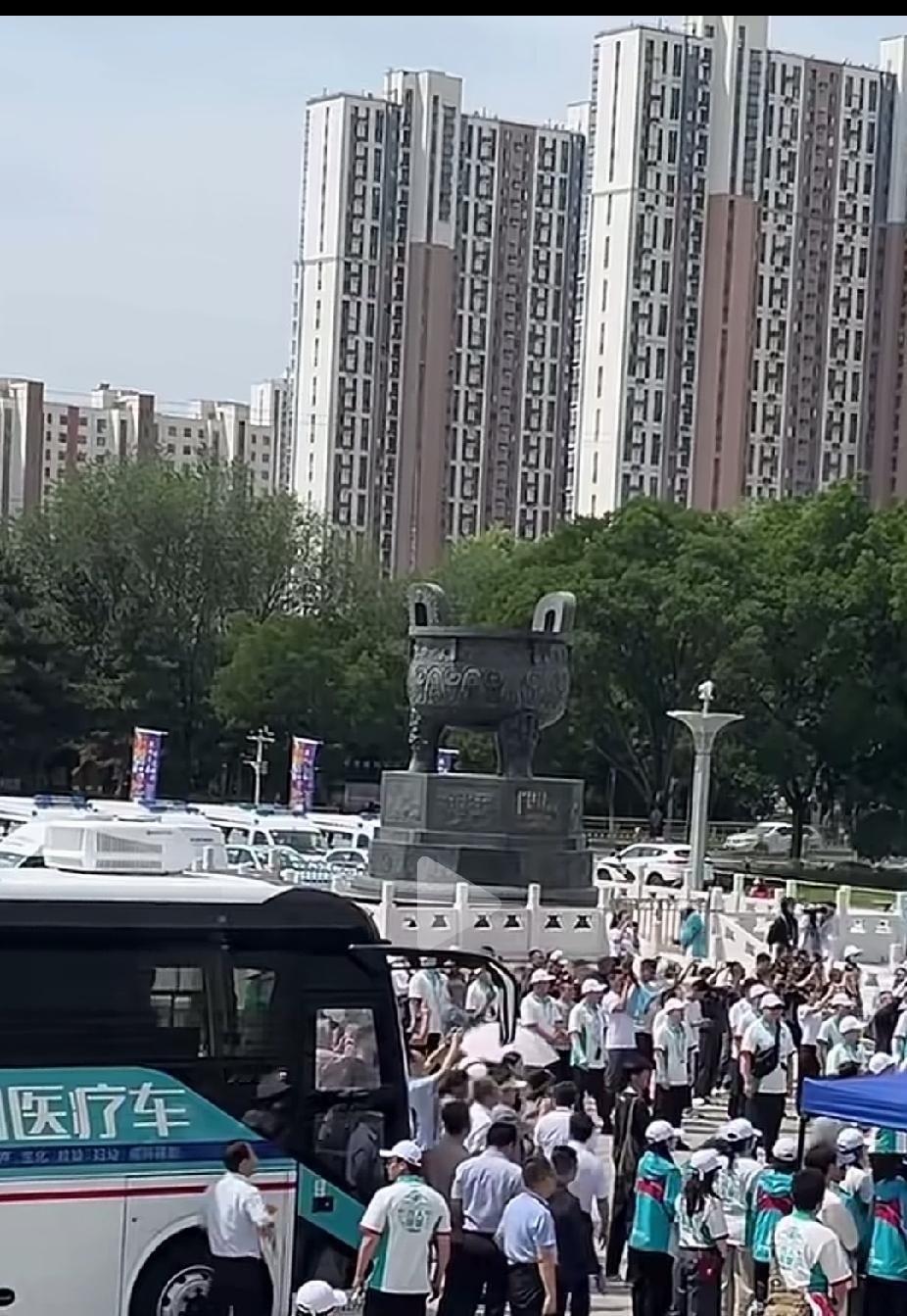 韩红义诊义错地方了吧！这山清水秀的大楼里住的人，真的需要慈善机构劳师动众、不远万