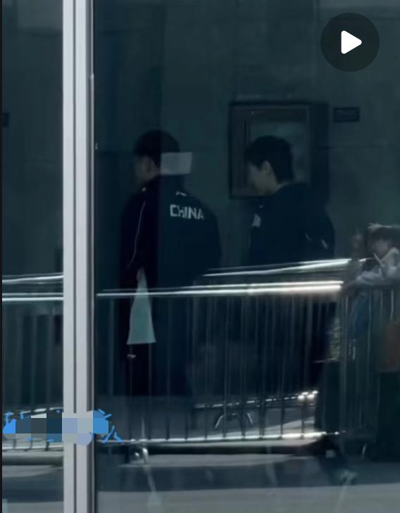 王曼昱还在重庆，一切安好，球迷可以放心啦！
重庆冠军赛首个比赛日，
王曼昱输大藤