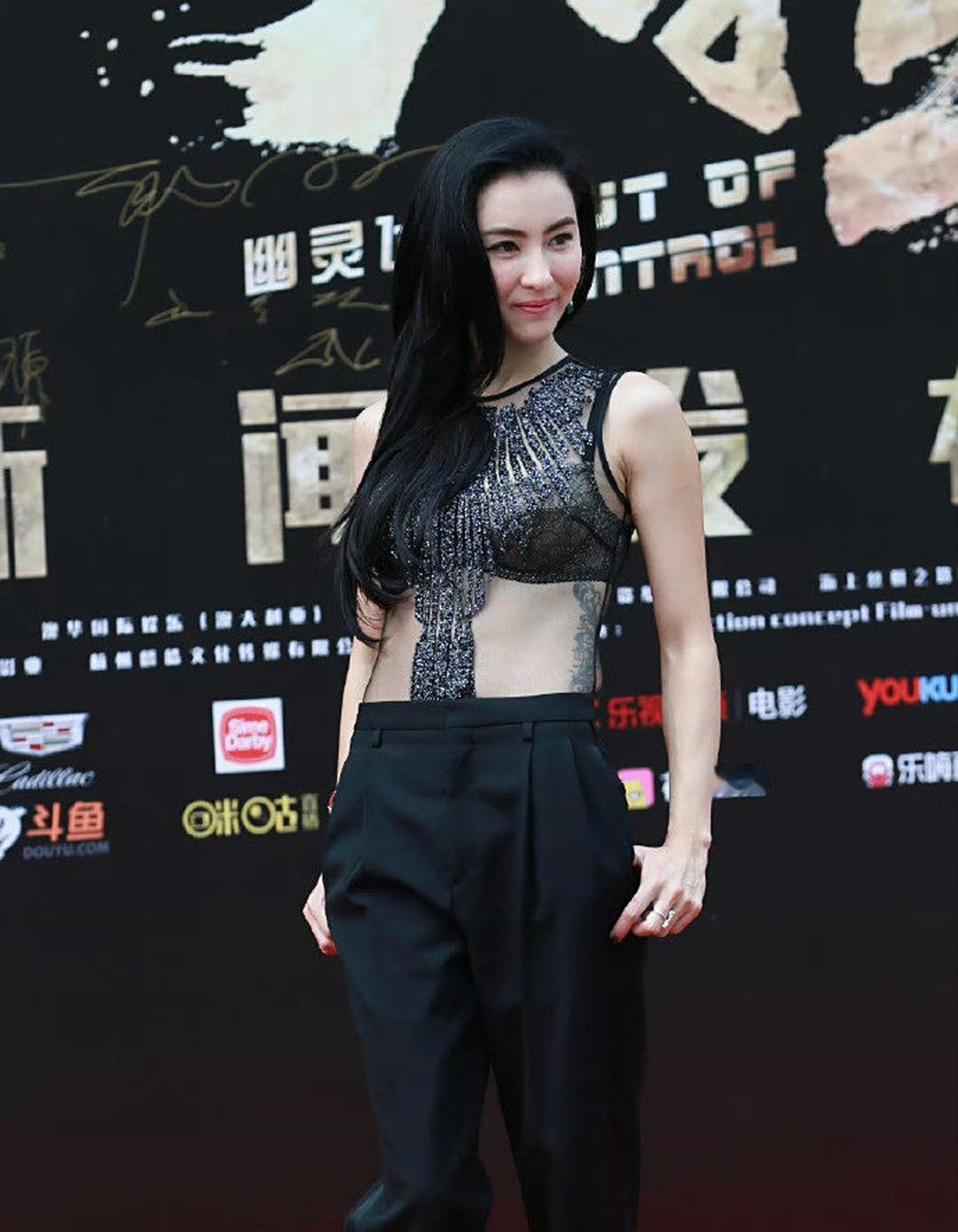 张柏芝身上的每个纹身，

都像是她人生故事的书签，

标记着不同的生命篇章。
