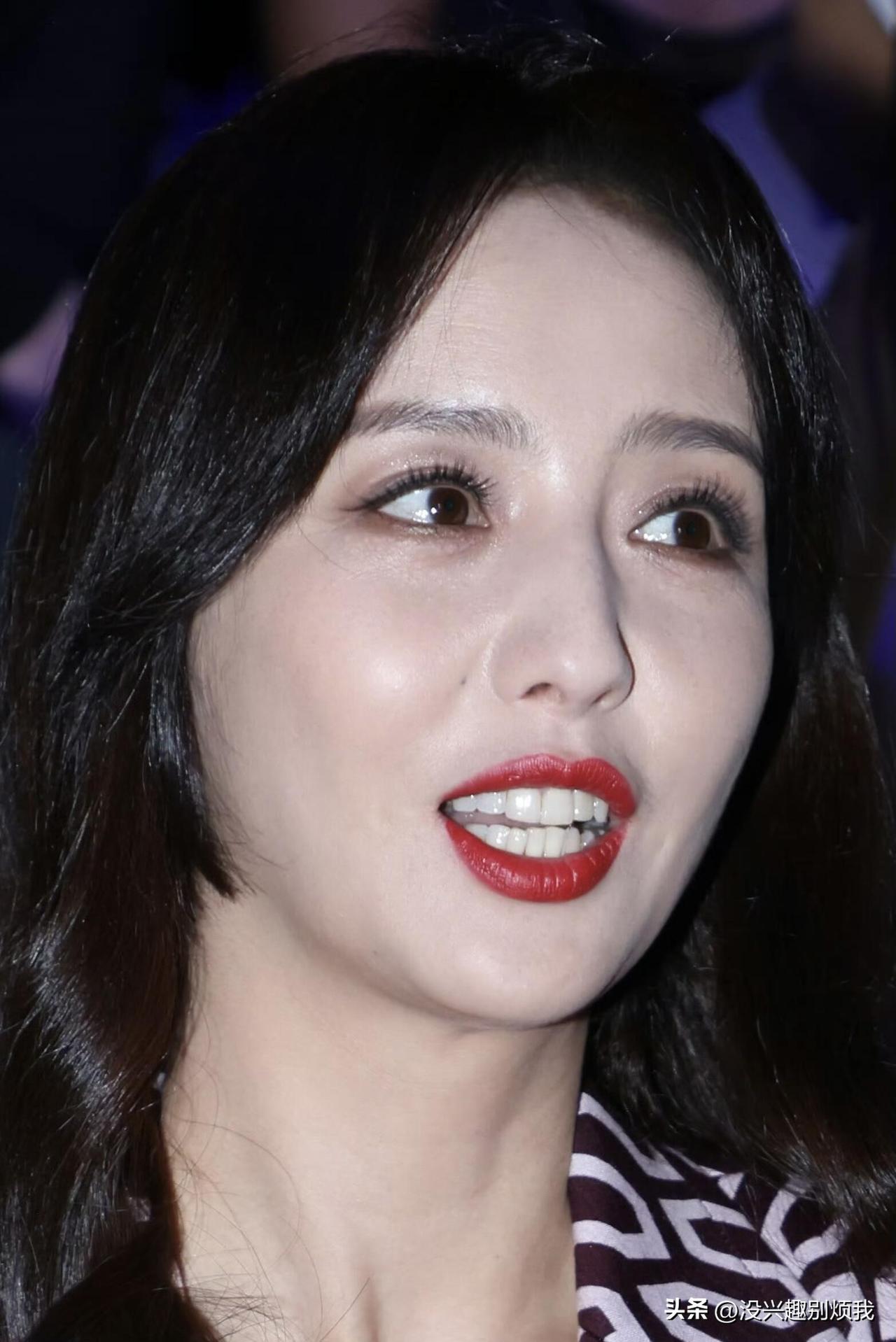 佟丽娅怼脸拍，大红唇