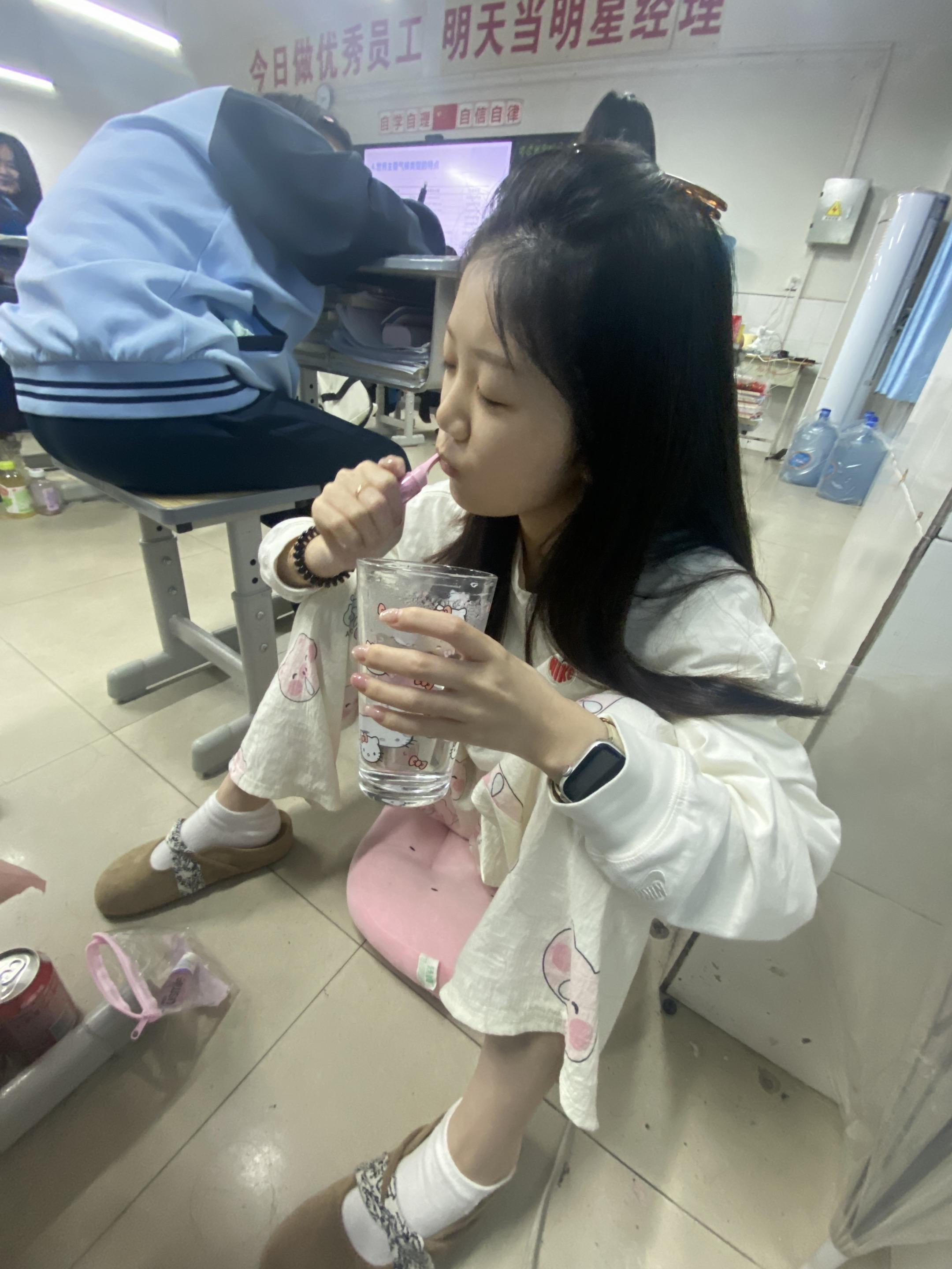 累一天 笑一天 傻一天 只期待周六和周天 吃好喝好睡好专心经营我的呆萌生活