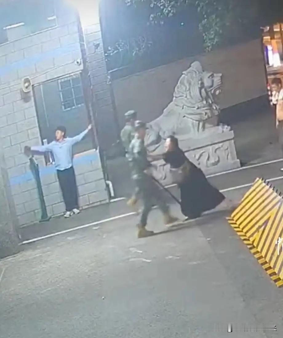 胆敢推搡执勤哨兵，这个女子真的太无知了！

凌晨零点十七分。

一个赤裸上身的男
