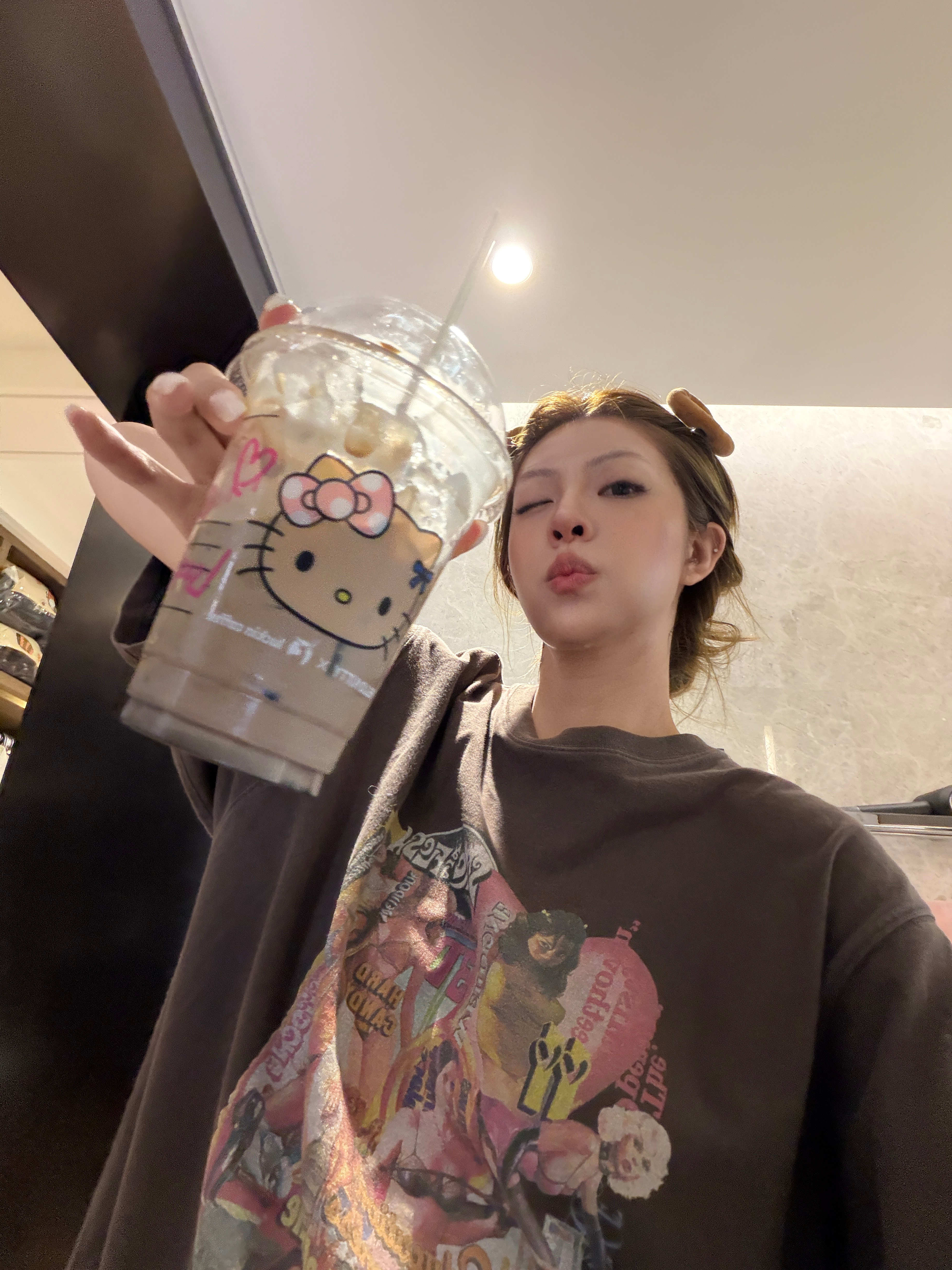 睁眼第一时间点了一杯全冰黑巧美式 ～就按我那么点意外的好喝！让他尝一口结果都喝了