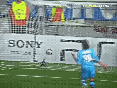 C罗：那是假动作，你信不？
都摔倒了，防守的队员还没倒地，他都起来了。打进的这个