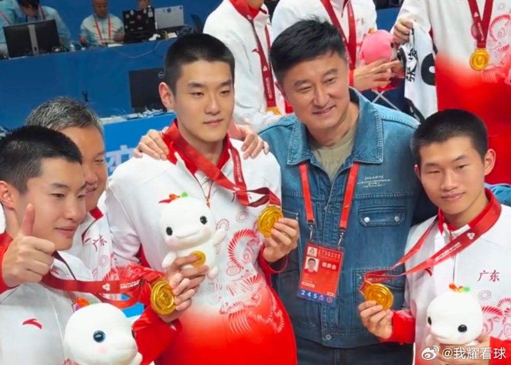 杜导真像个大家长一样啊，颁奖仪式上跟宏远青训三核心合影留念，还送上暖心摸头杀表示