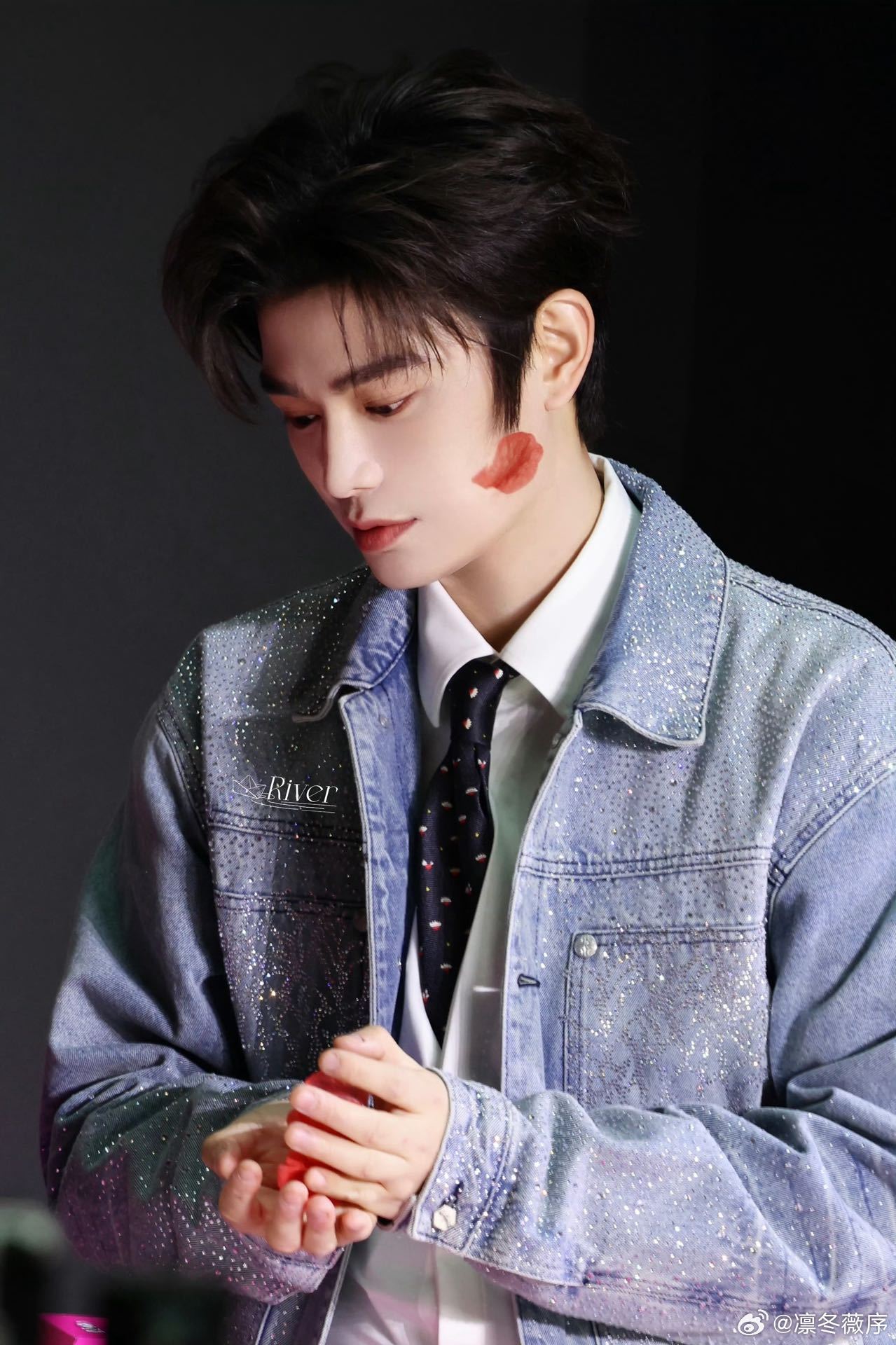 丁禹兮吹花瓣丁禹兮吹玫瑰花瓣 丁禹兮吹玫瑰花瓣的样子真的太戳人了，温柔到骨子里，