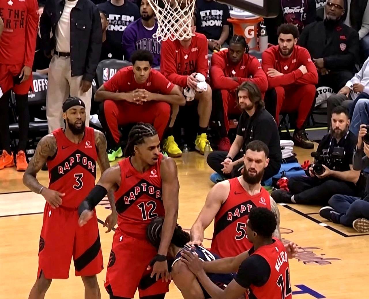 季后赛刚开打，这哨子就又开始响了！骑士猛龙G1，主场硬是被吹出了客场的感觉。
 