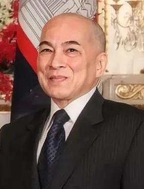 老国王结了六次婚，生了十四个孩子，还有个不停的沾花惹草。以至于儿子对婚姻产生了厌