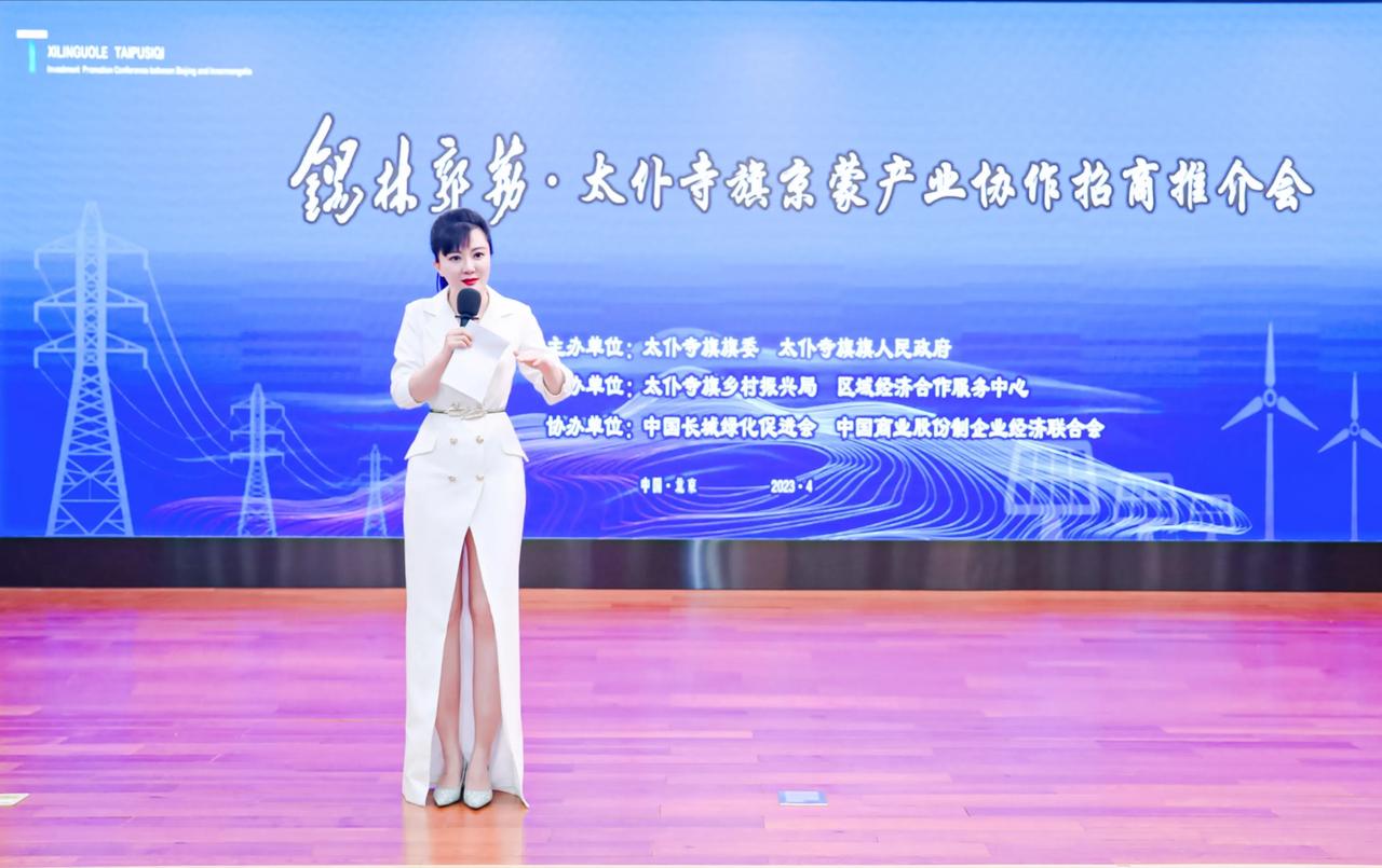 我在想一个非常严重的问题：
刘小唯​到底是台上更好看，还是台下更好看呢？[马思纯