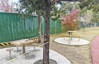 ​​




 ​丰台区嘉乐公园内增设多套可供游客围坐的休闲座椅。
 



