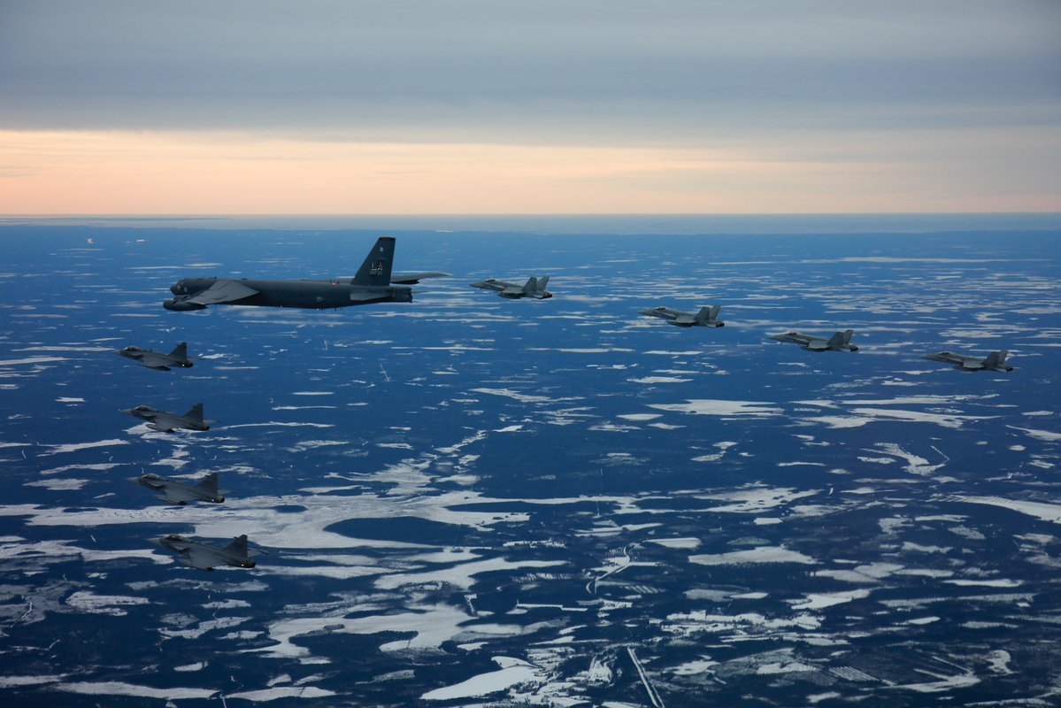 在芬兰上空共同训练！ 11 月 7 日，芬兰空军 F/A-18 战斗机与美国 B